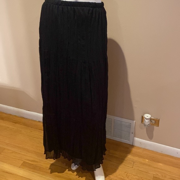 Long black skirt - Picture 2 of 4